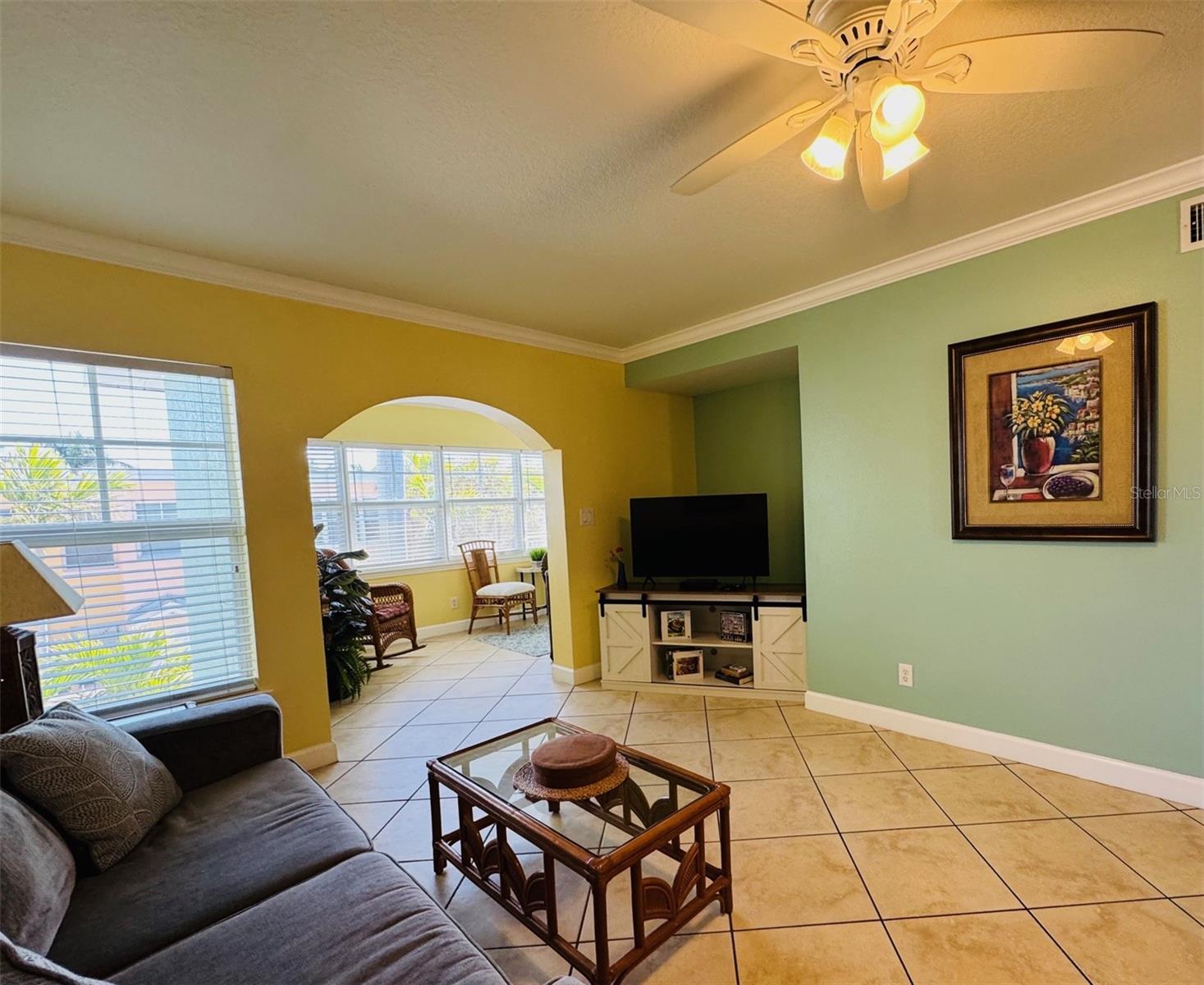 Livingroom facing Florida room