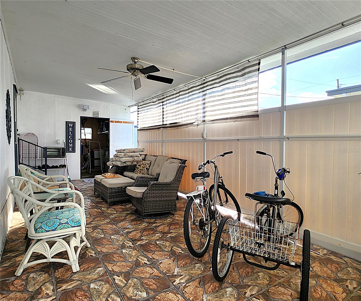 Covered sideporch with privacy fence