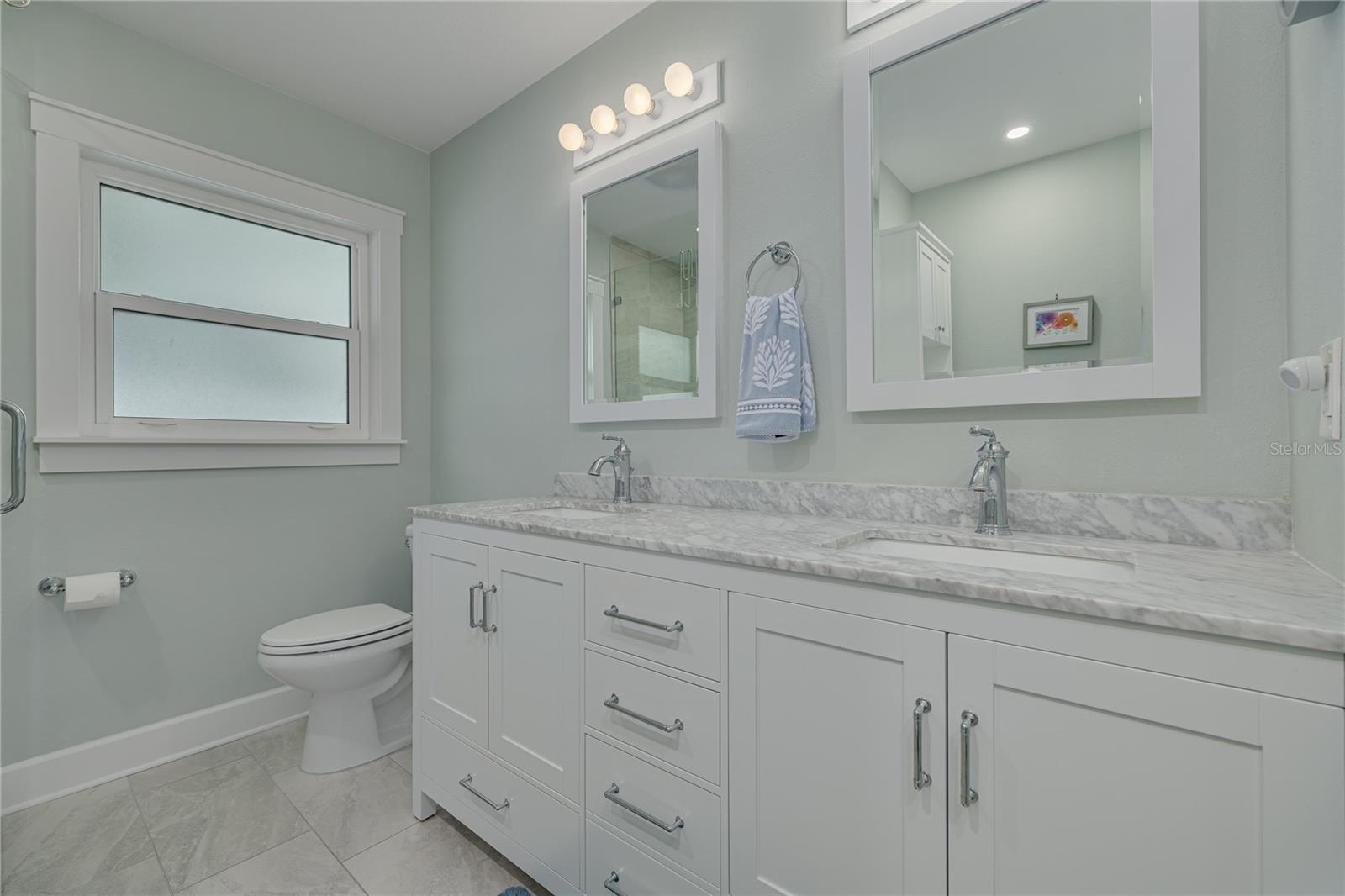 Master bath with doble sinks