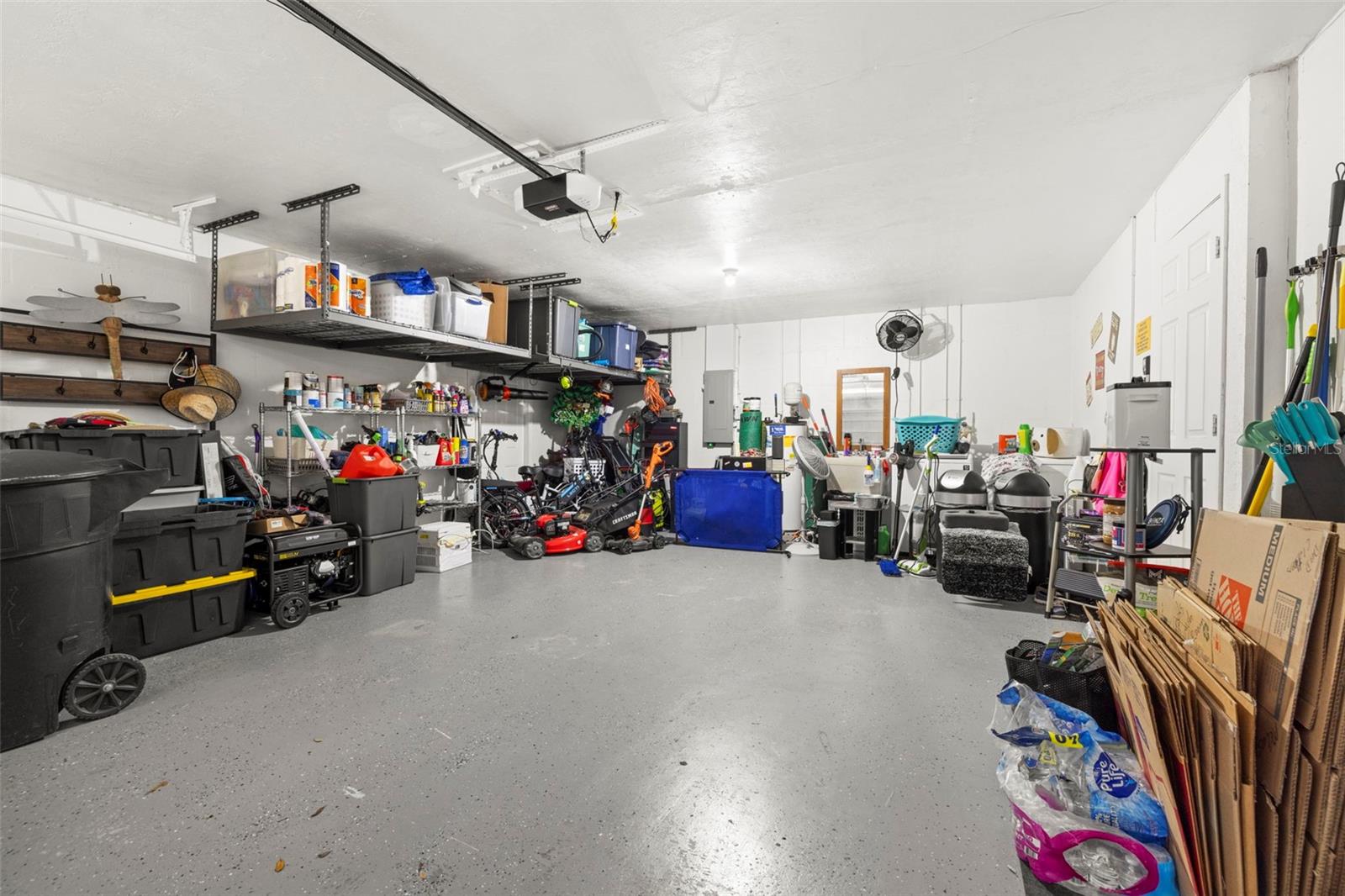 Garage w/storage and laundry