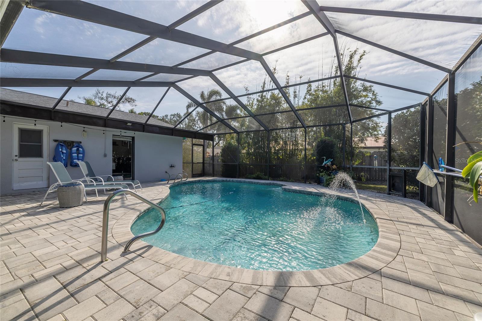 Expansive swimming pool with fountain