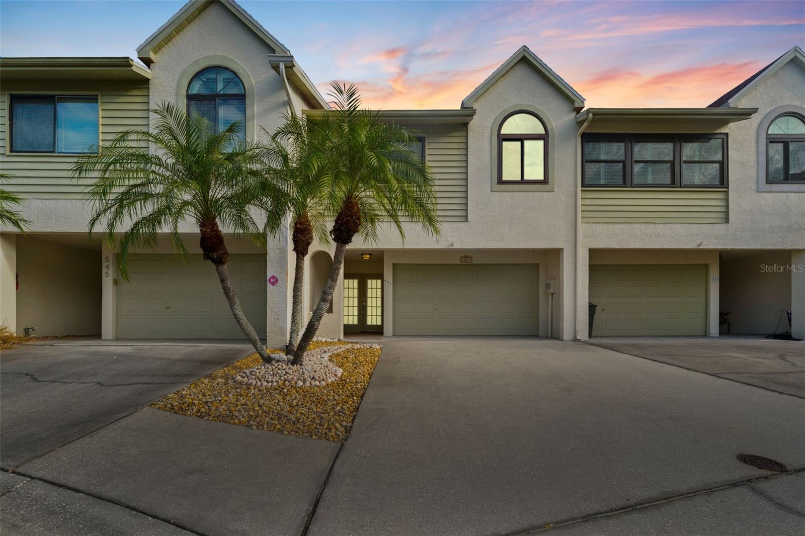 Spacious Driveway in a Cul-De-Sac!