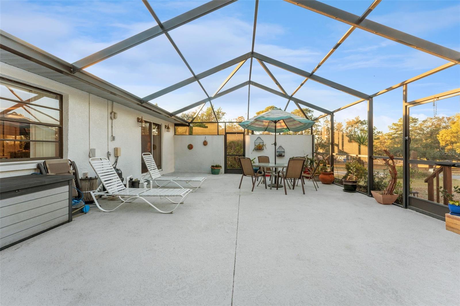 Additional Screened In Patio Space!