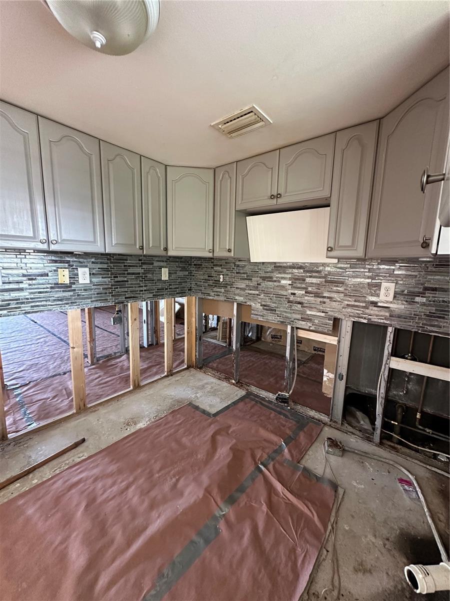 BEAUTIFUL KITCHEN WITH BACKSPLASH AND GRANITE (Granite needs to be re installed)