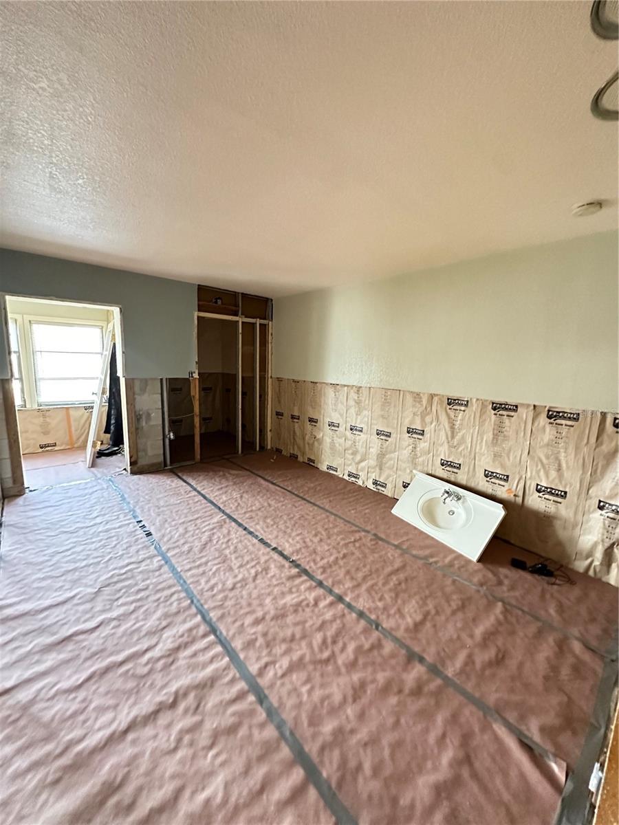 PRIMARY BEDROOM WITH WALK IN CLOSET