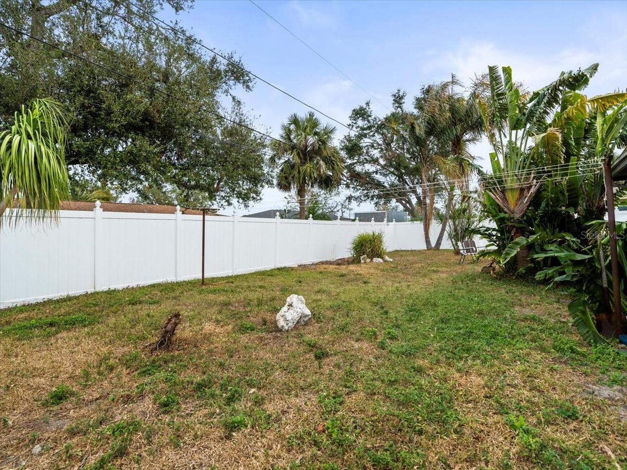 Large Fenced yard