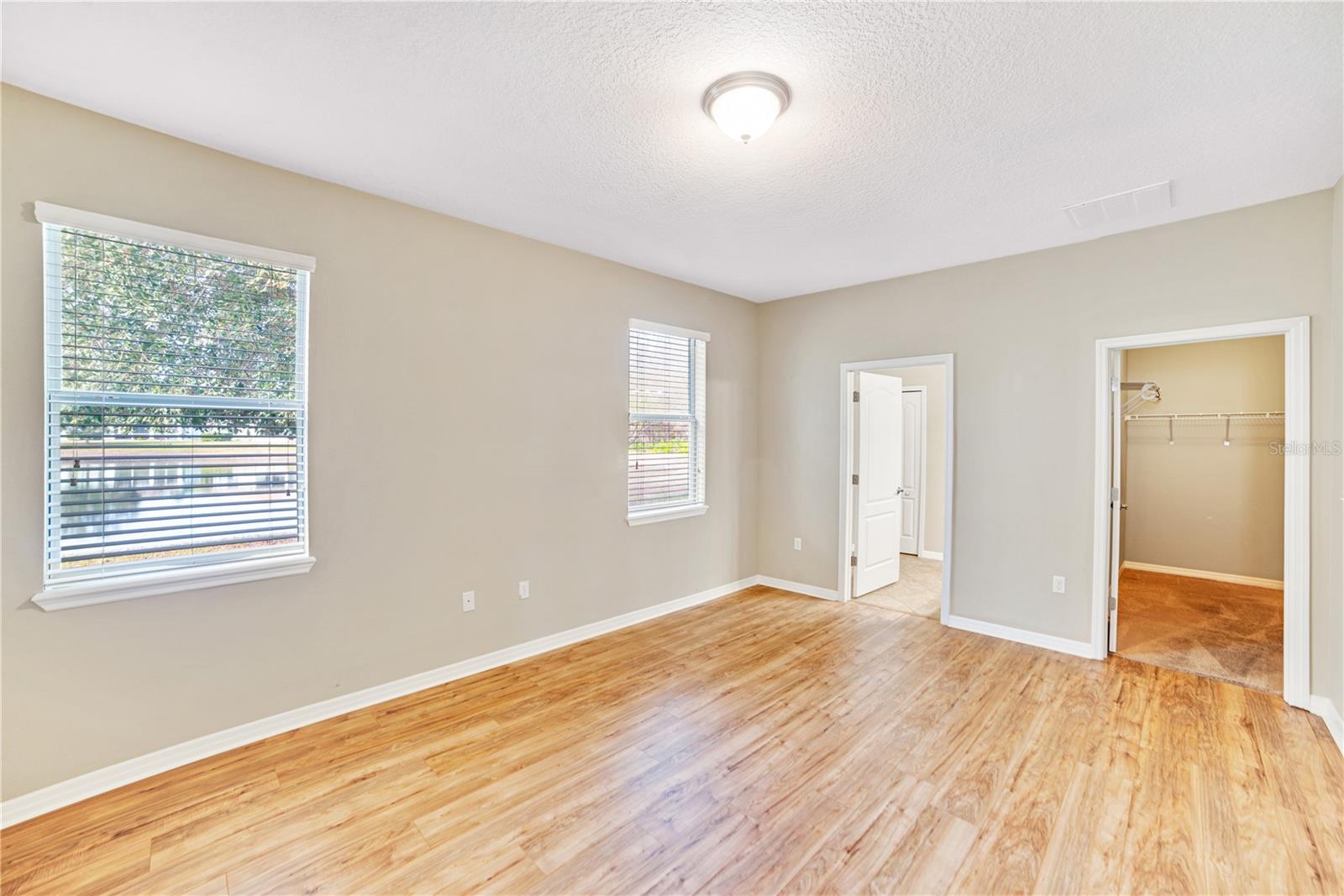 MASTER BEDROOM WITH ENTRANCE TO ENSUITE AND WALK-IN CLOSET