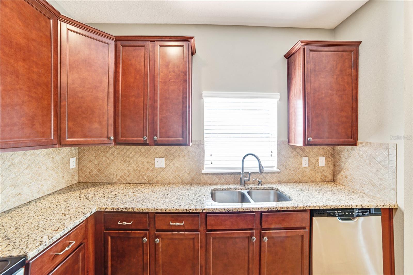 GRANITE COUNTERTOP WITH CUSTOM BACK SPLASH