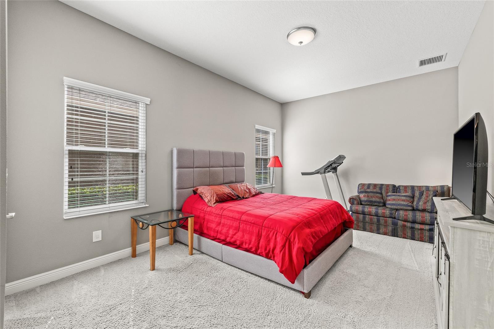 Guest bedroom on the 1st floor.