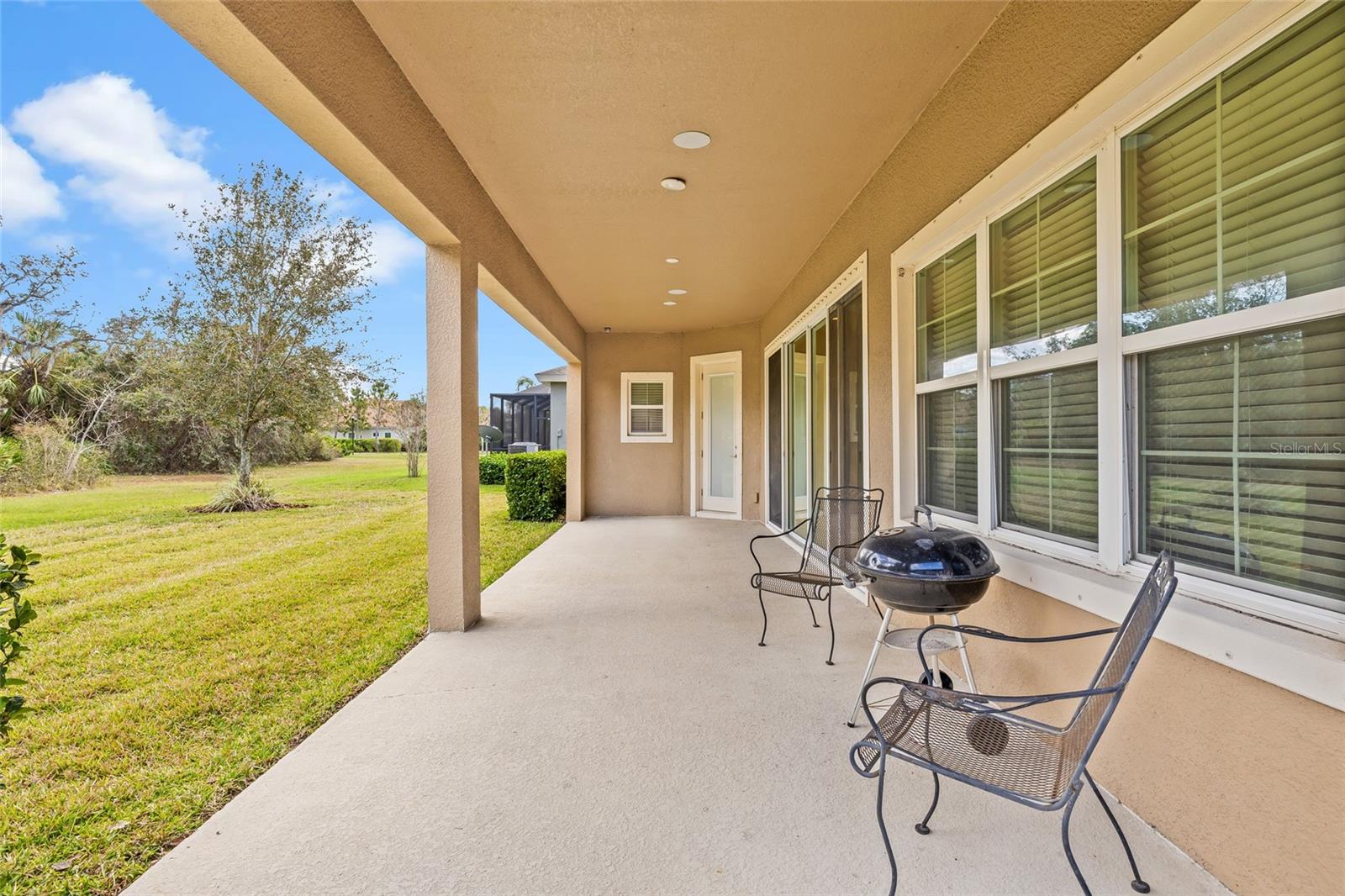 Large covered lanai - perfect for outdoor BBQs and gathering