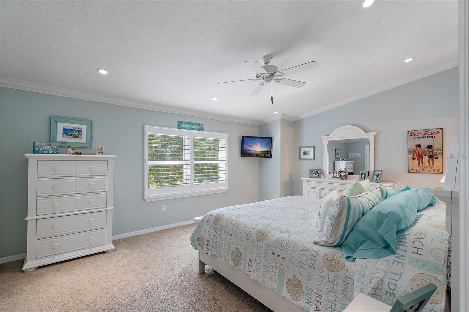 Large guest room with en-suite full bath.