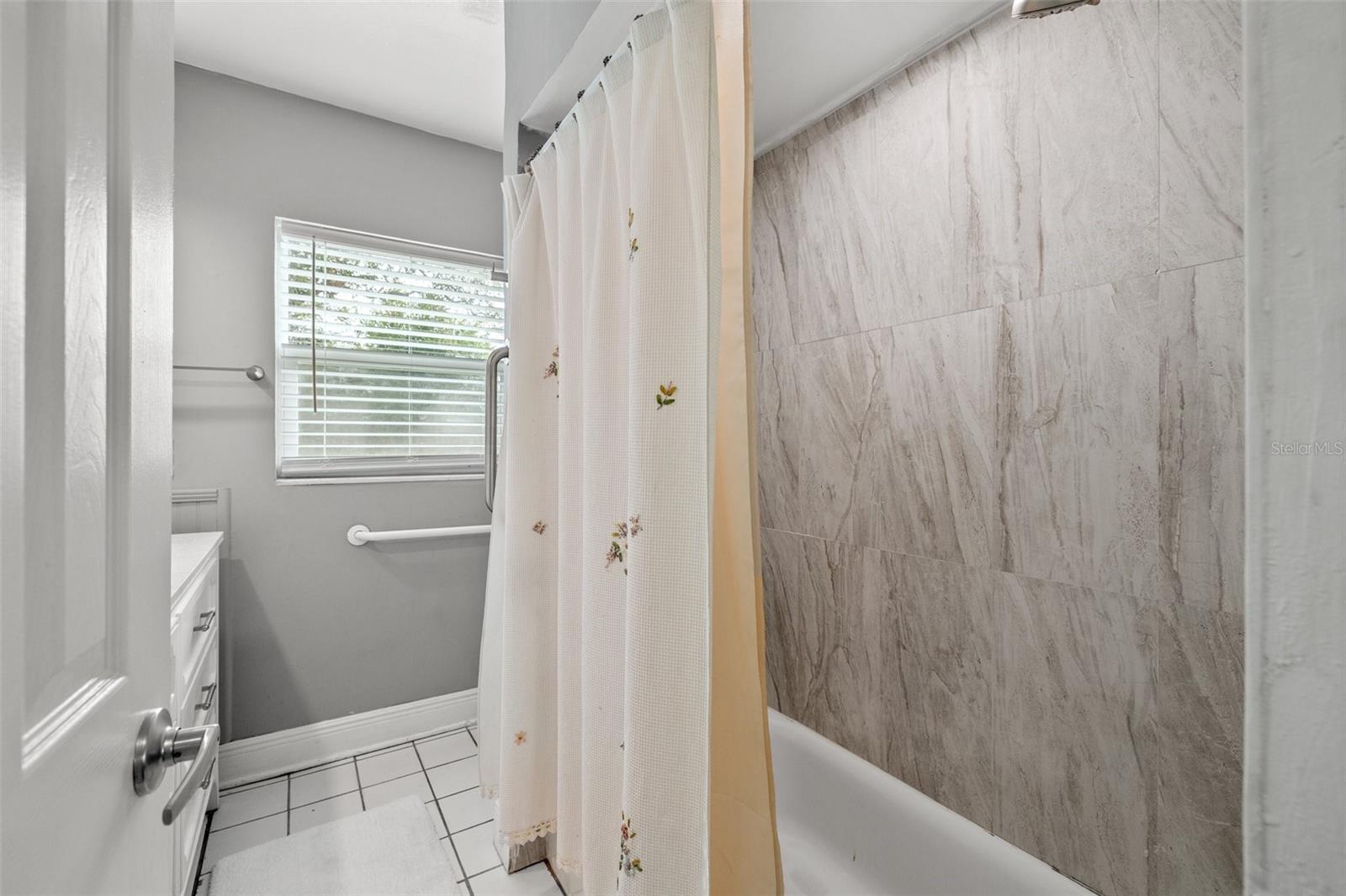 Bathroom with Tub Shower