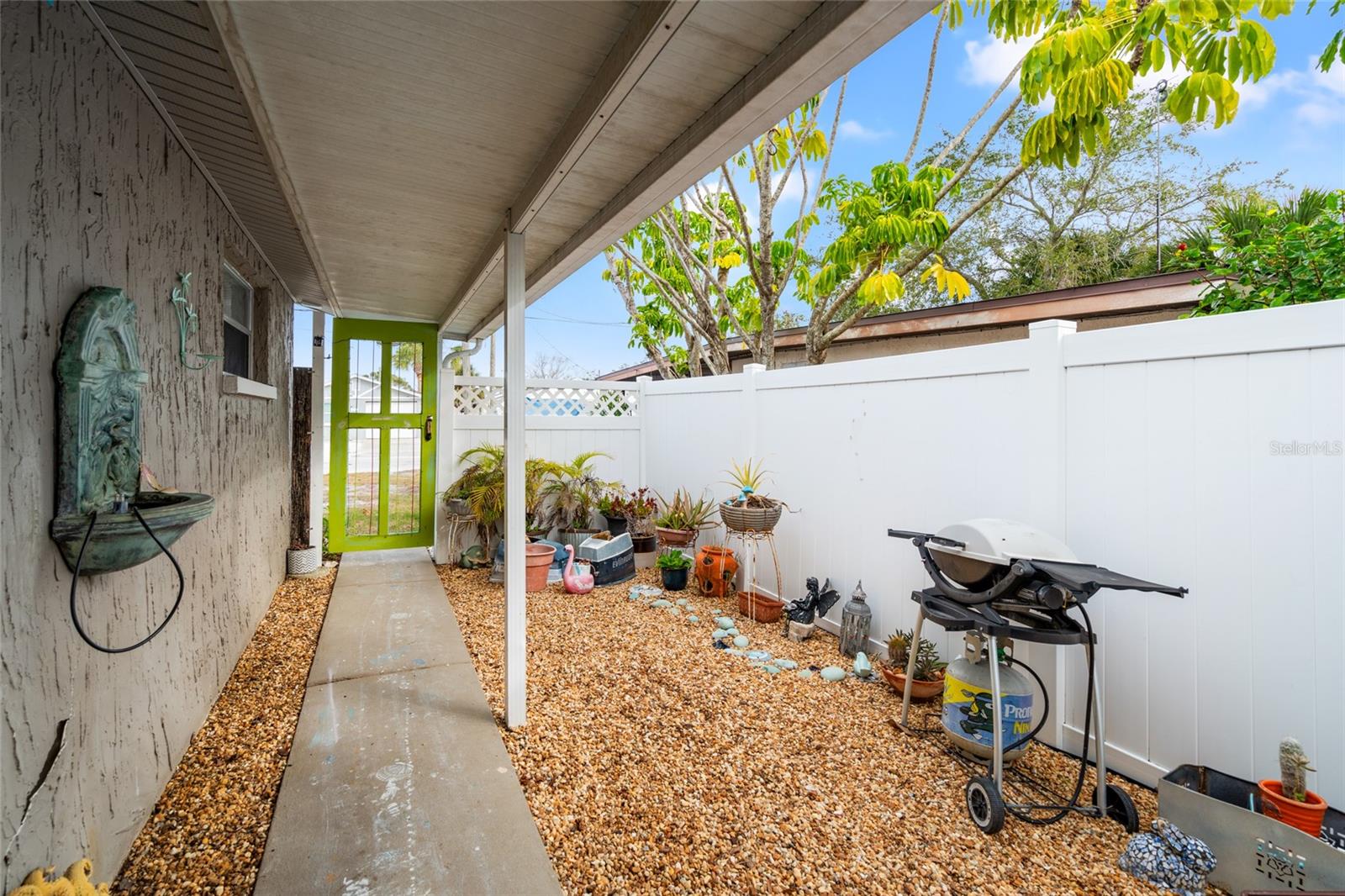 lovely front courtyard