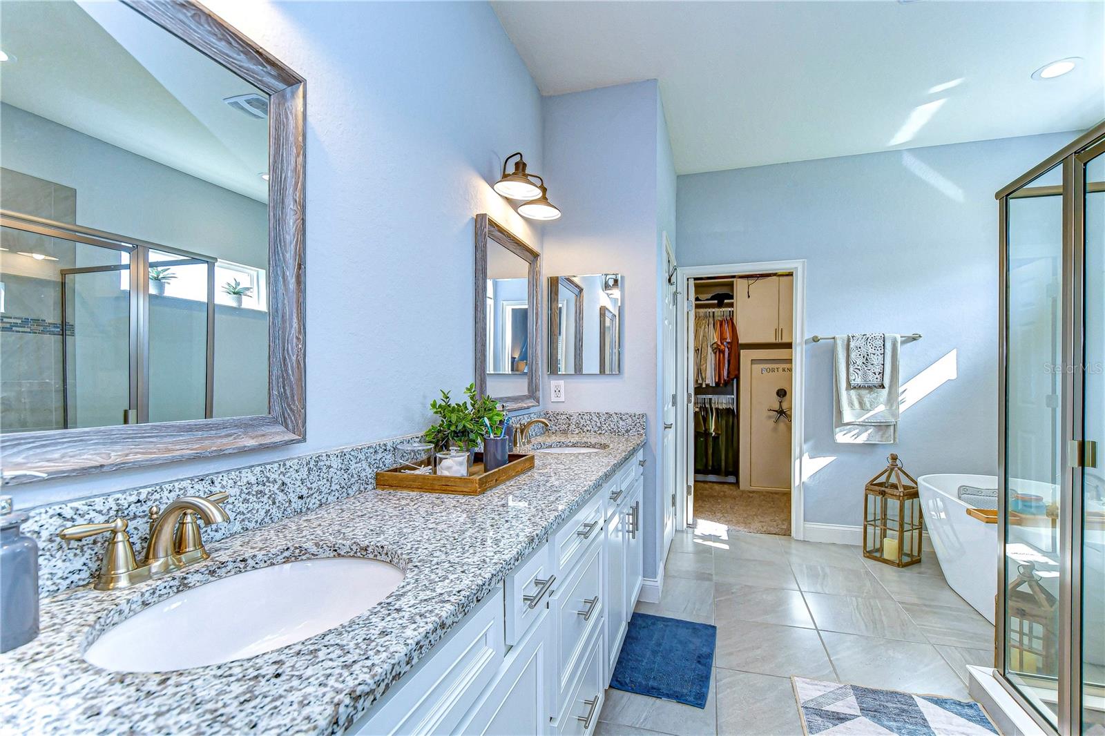 Gorgeous master bath with dual sinks!