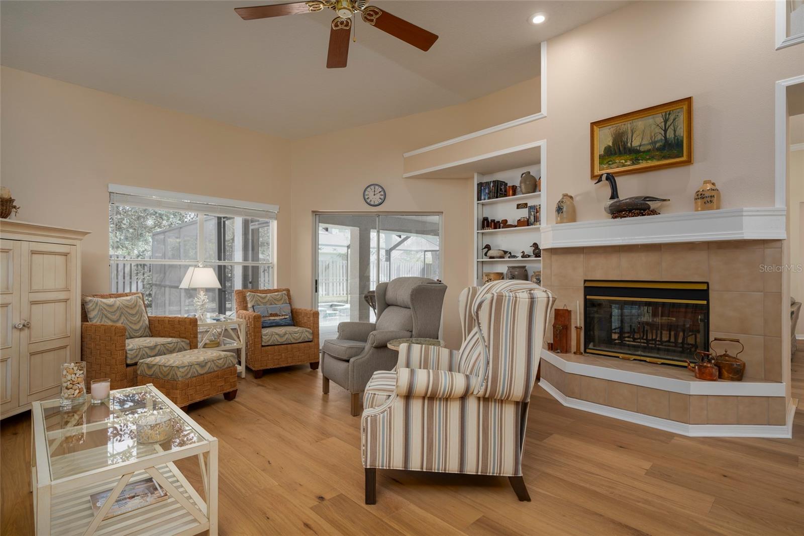 Family Room w Fireplace