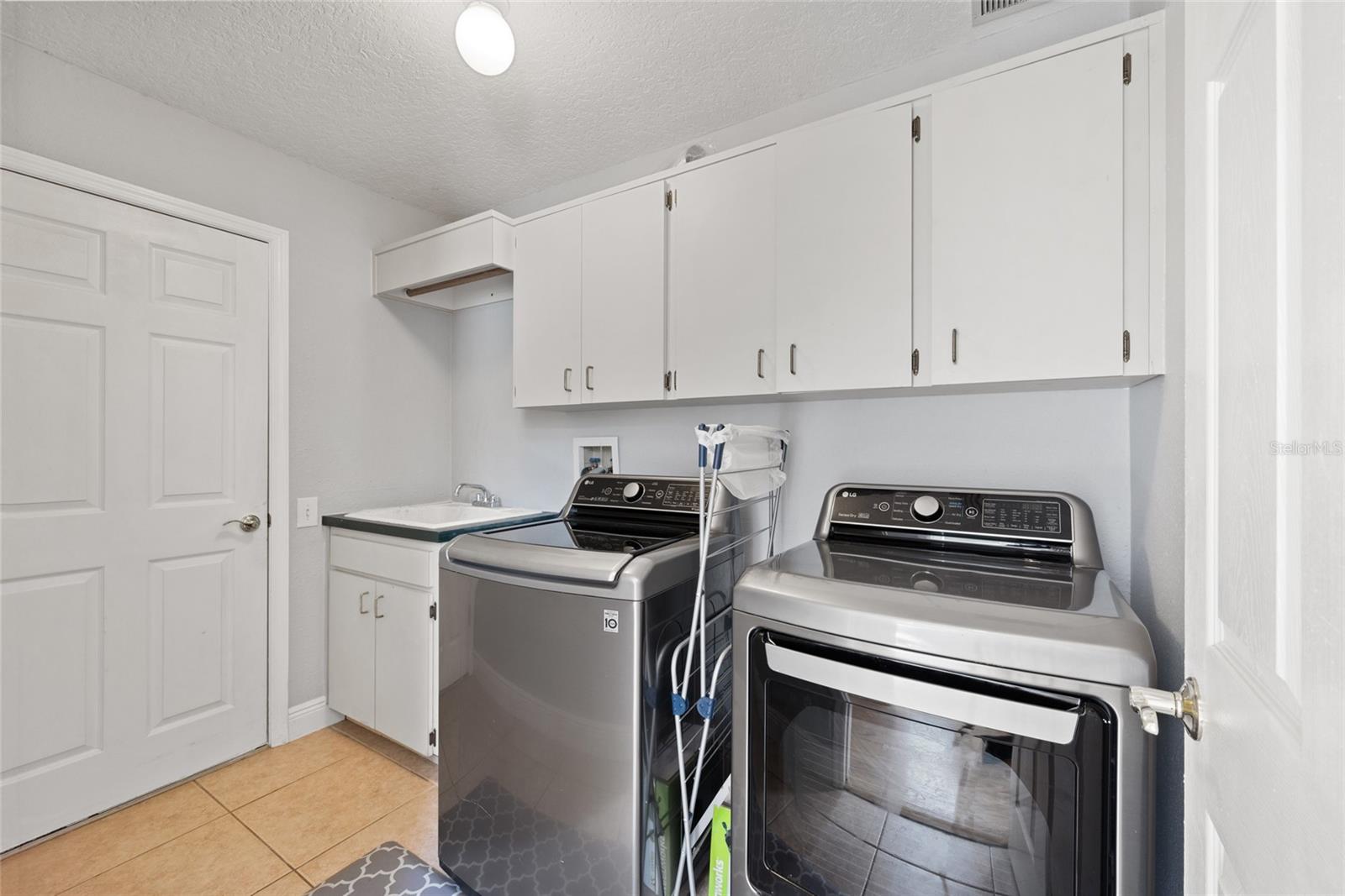 KITCHEN AND BREAKFAST AREA