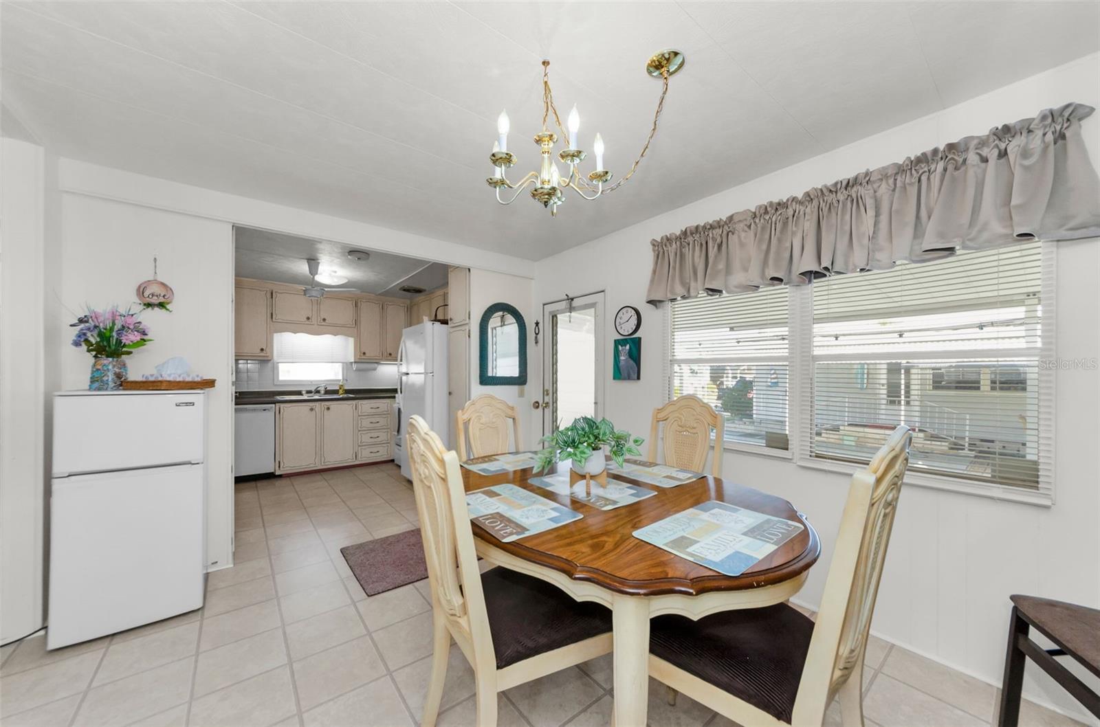 Dining area to kitchen