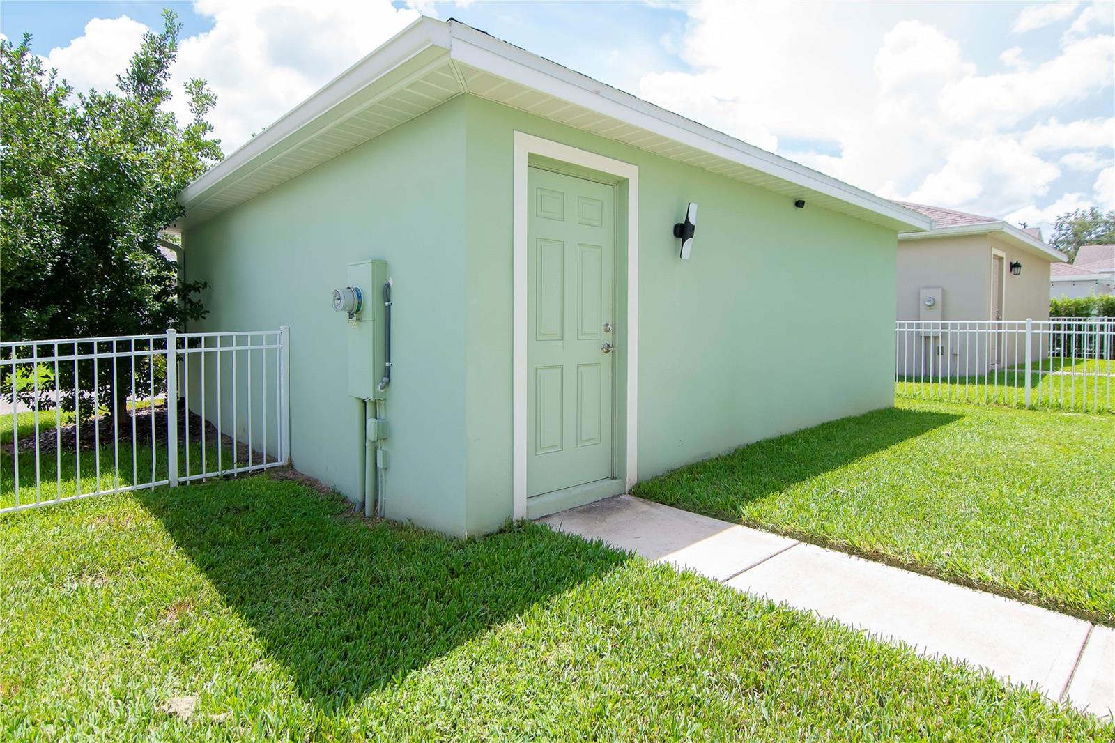 Detached 2 car garage