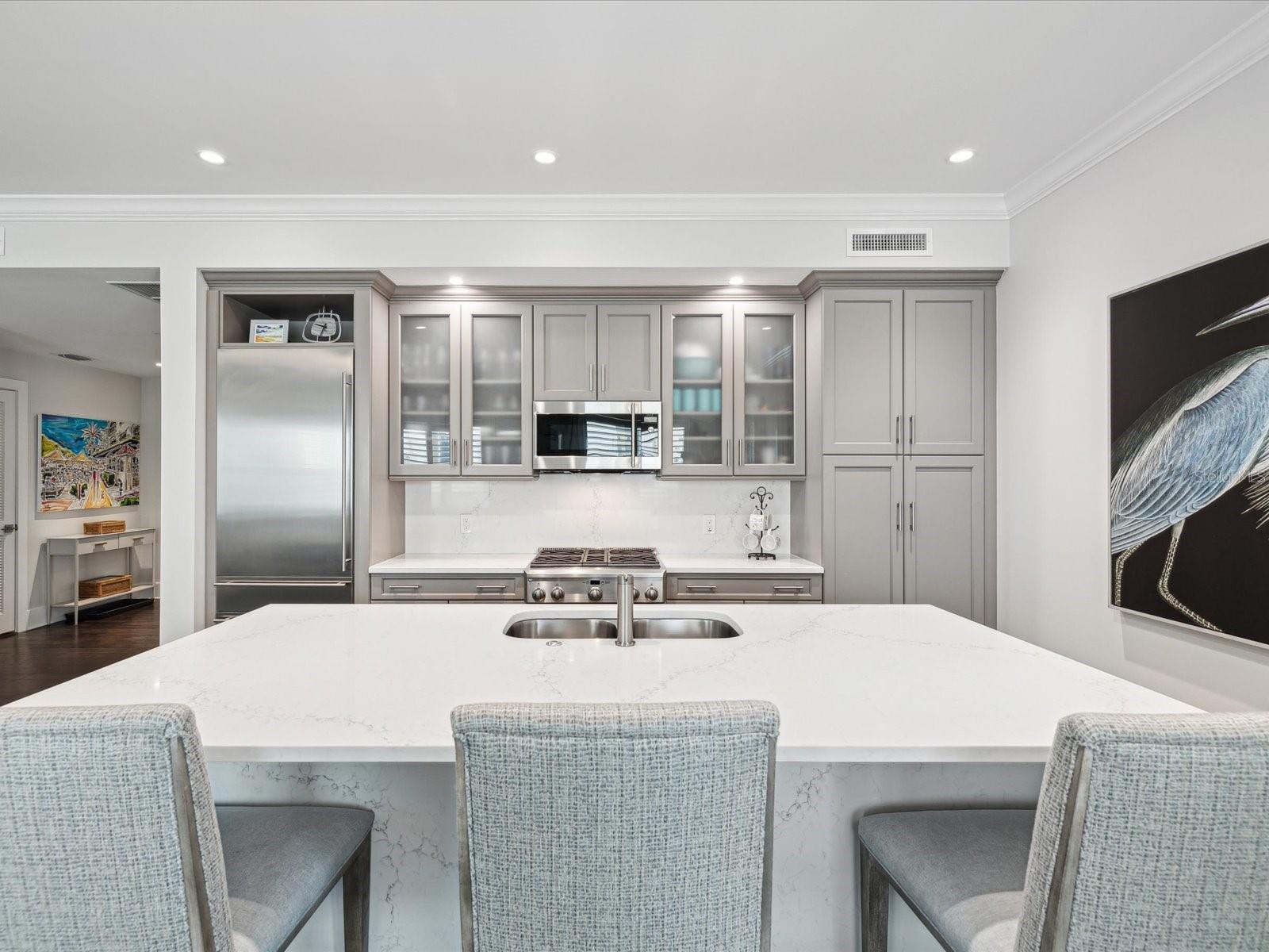 Breakfast bar in island of kitchen