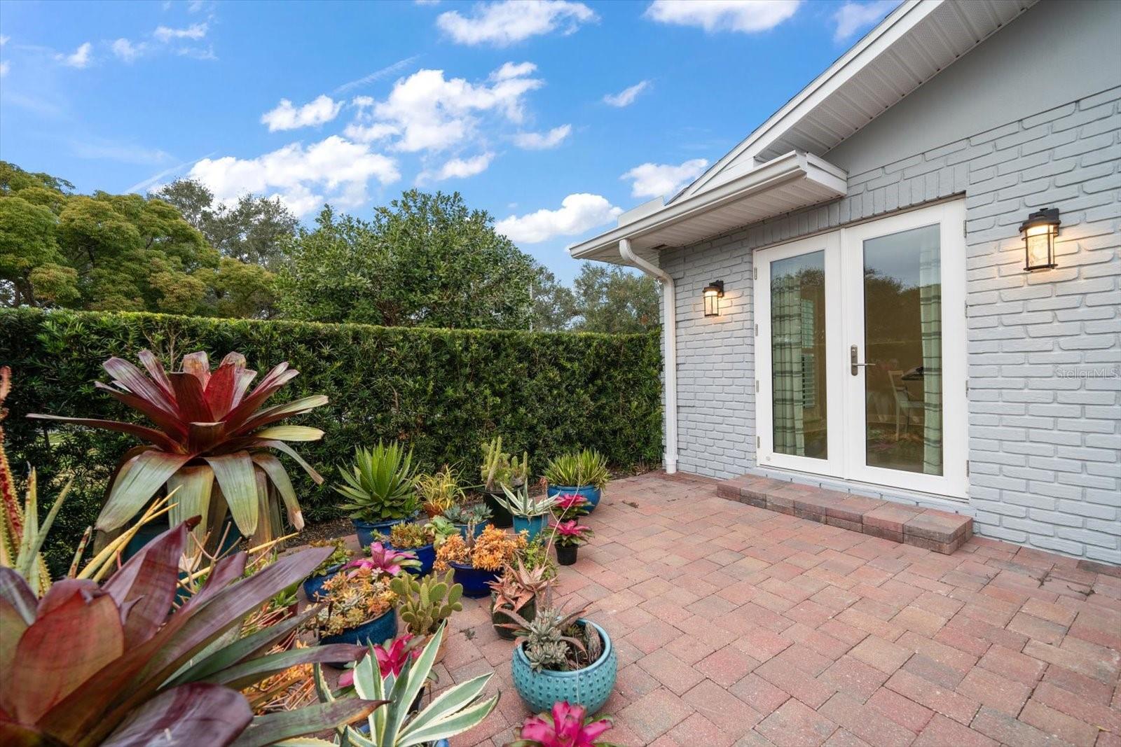 Private side patio area