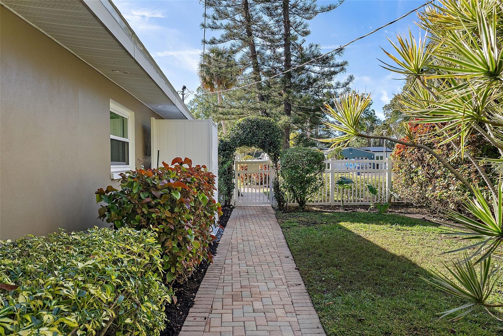 Gorgeous covered Arbor on side of home