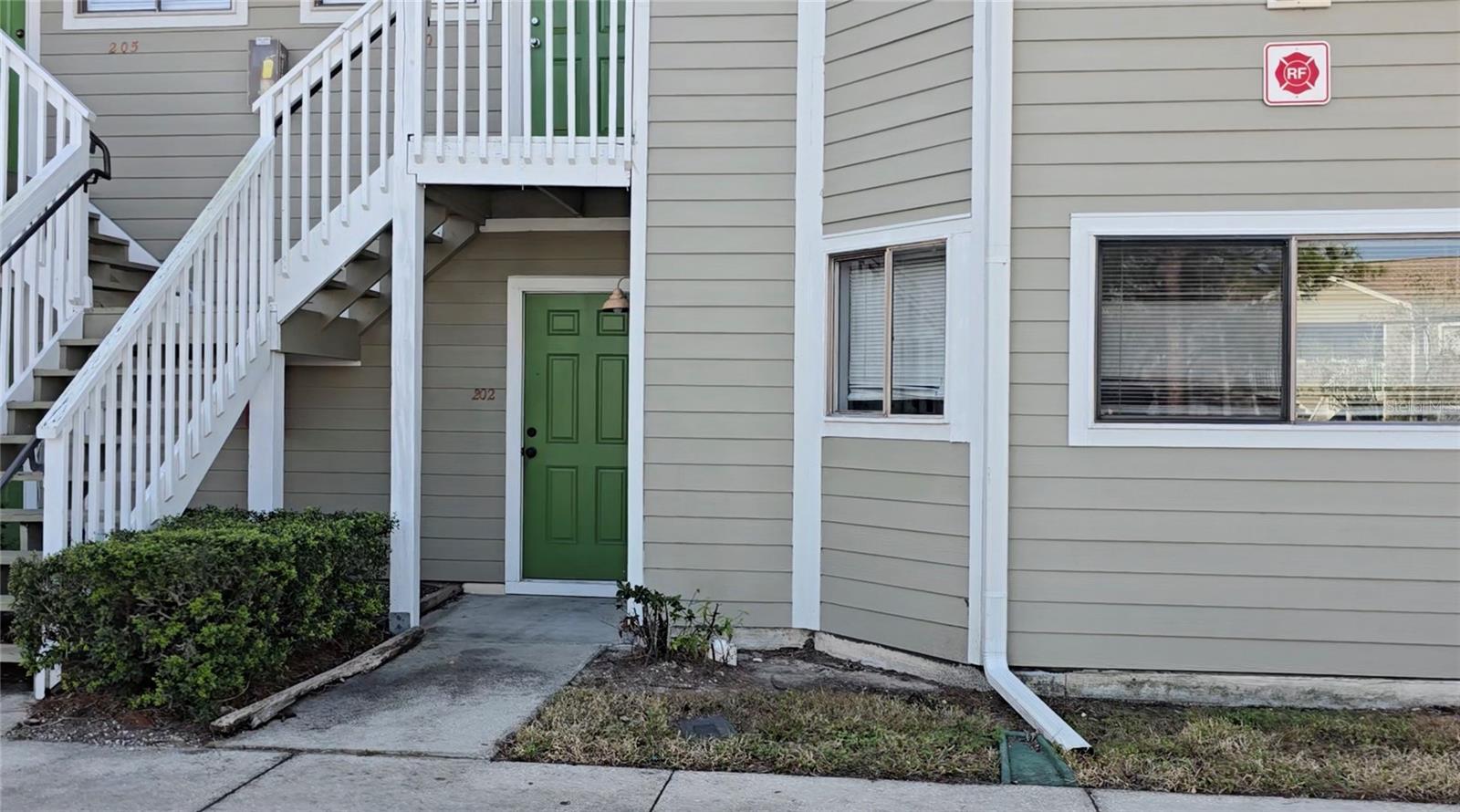 Welcome to this adorable first floor unit in Brittany's Place Condos in beautiful Largo Florida