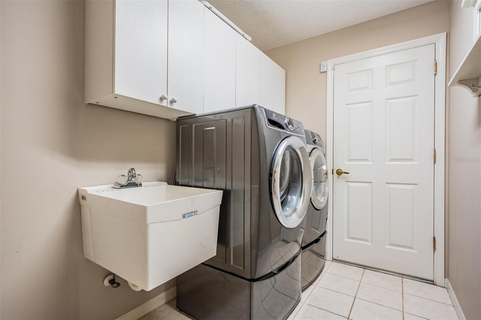 Walk-in laundry room