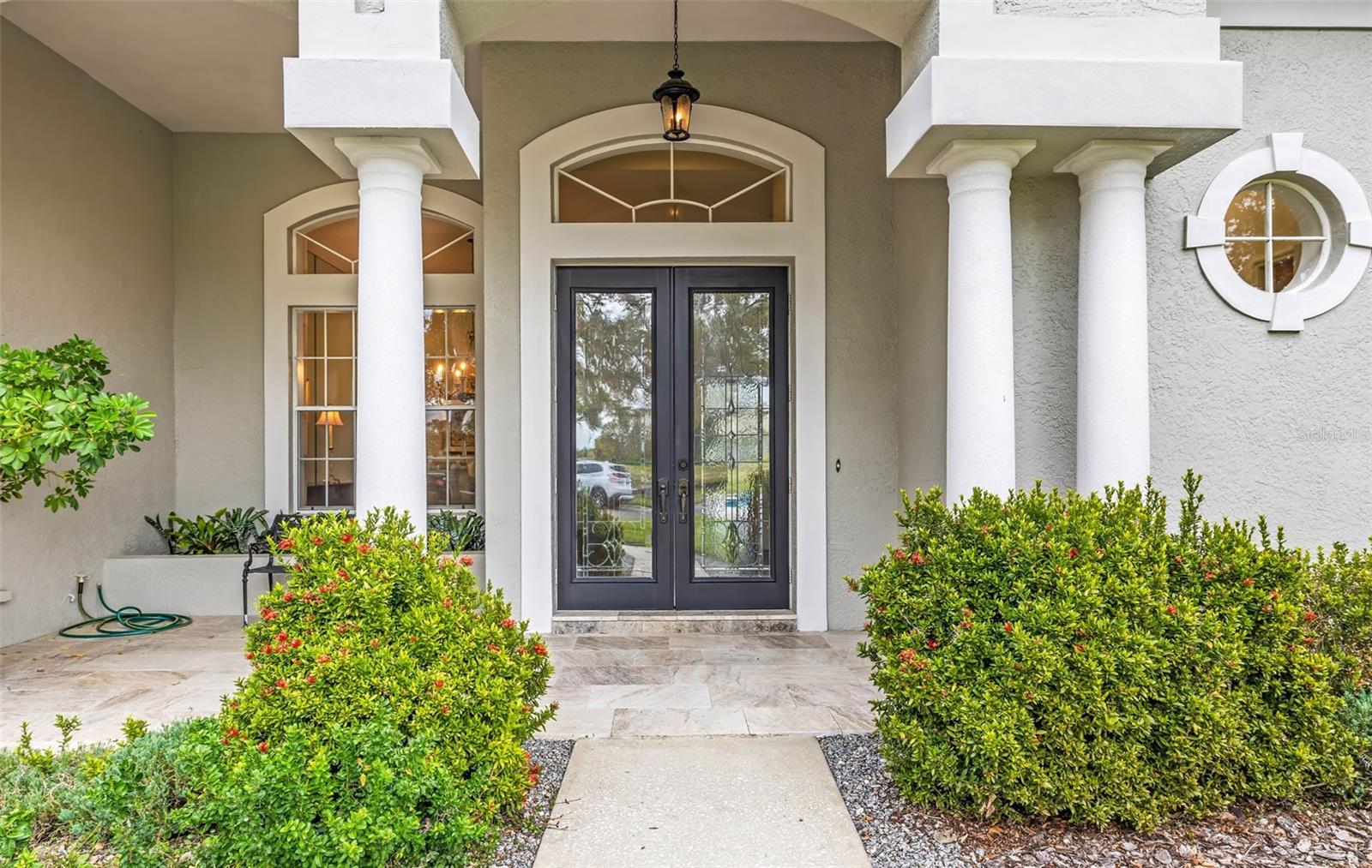 Covered entryway with travertine pavers