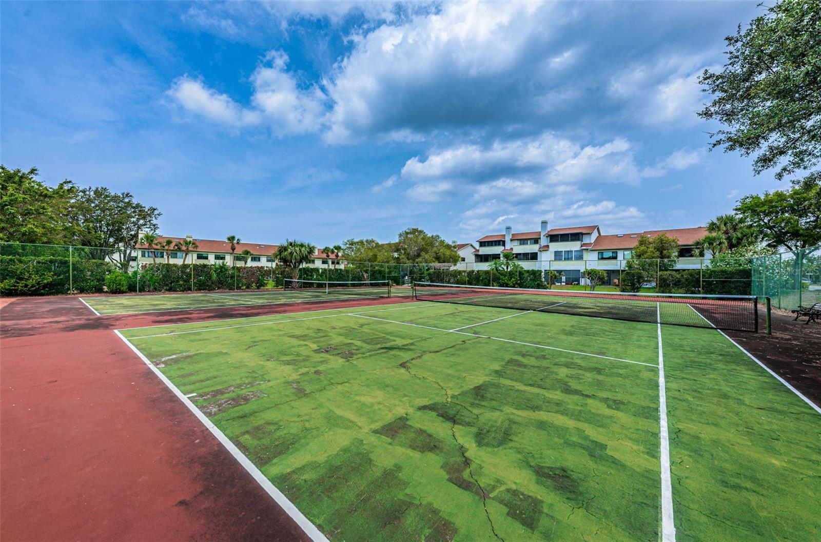 TENNIS COUTS