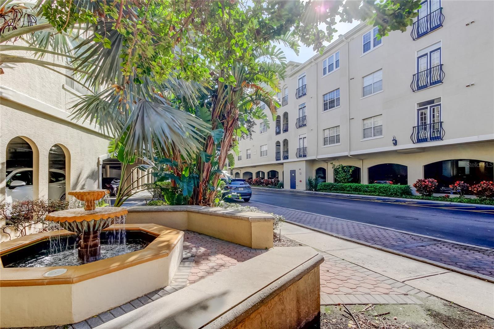 86. Mediterranean Style, Classy Community... Fountains.. Pavered Entry.. Tile Rooftops on Perimeter Bldg..