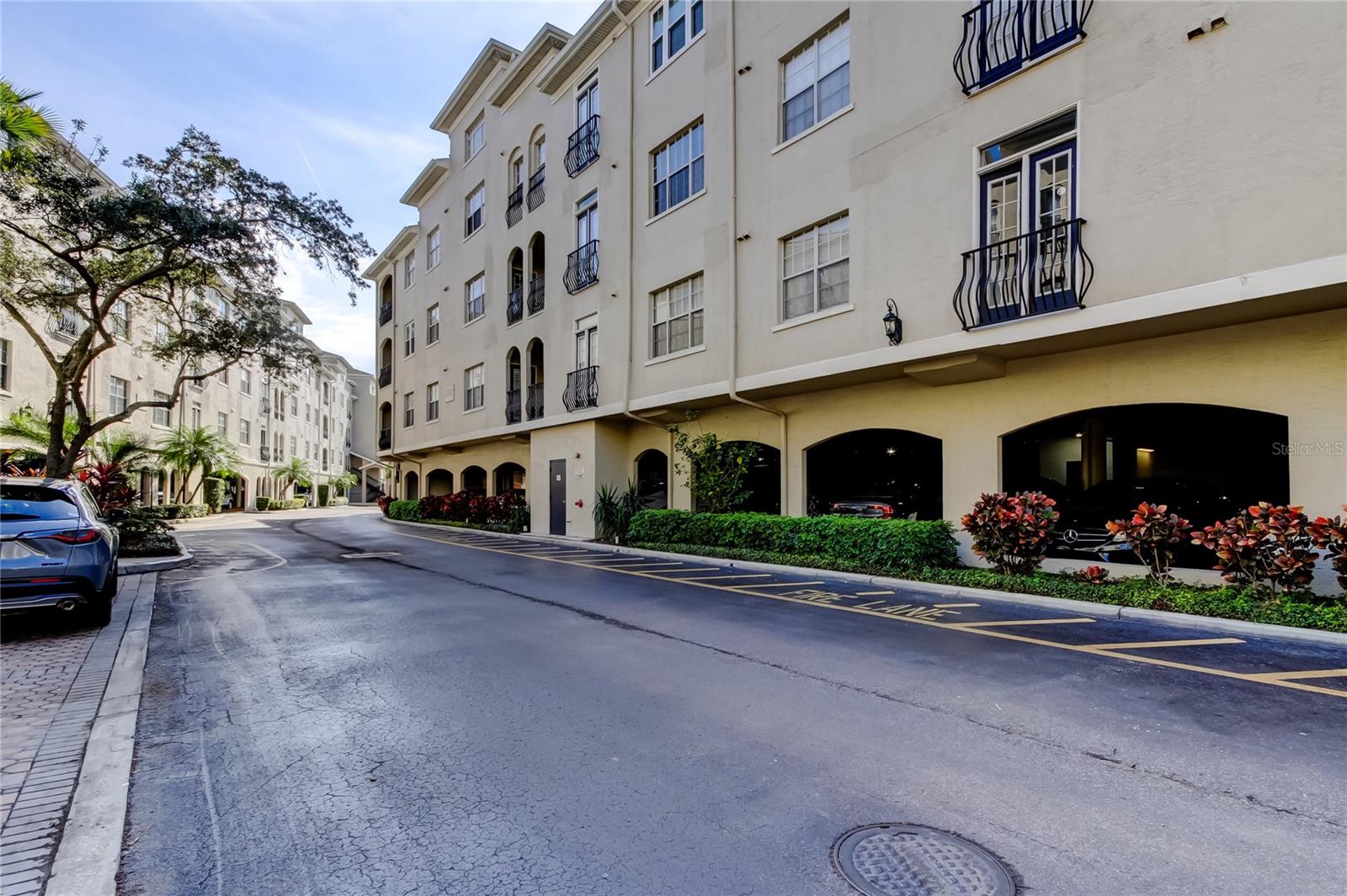 87. Mediterranean Style, Classy Community... Fountains.. Pavered Entry.. Tile Rooftops on Perimeter Bldg..