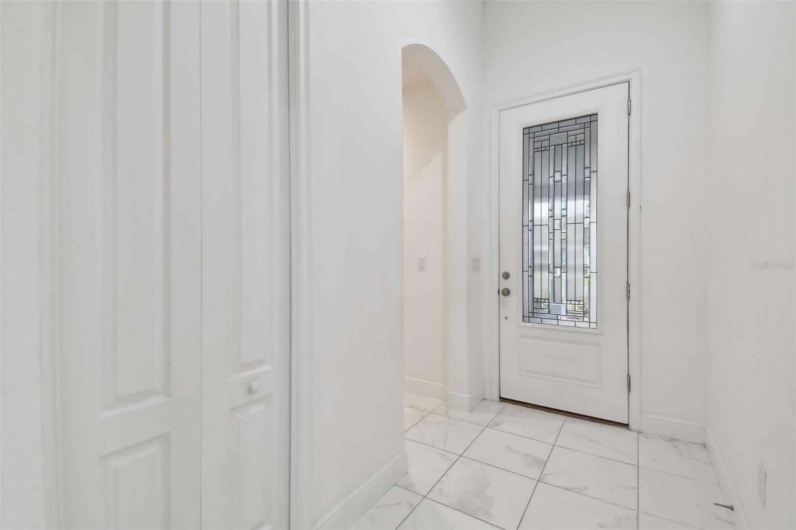 View towards the foyer and leaded glass front door.