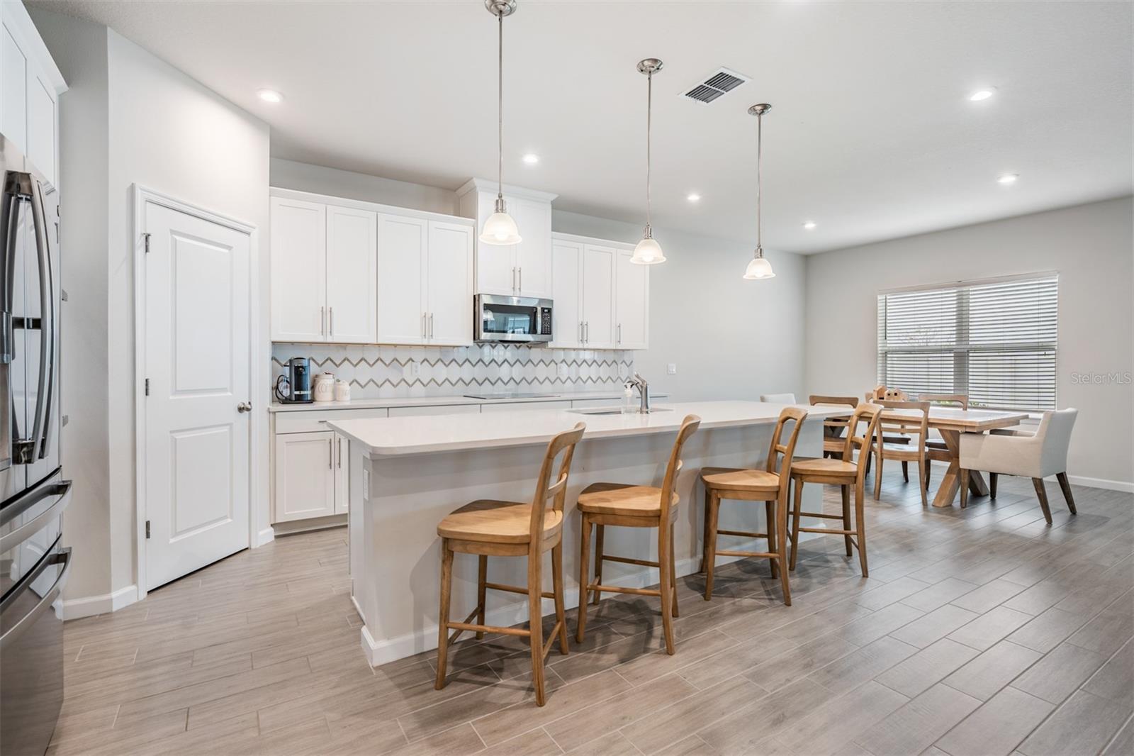 Immaculate bright kitchen