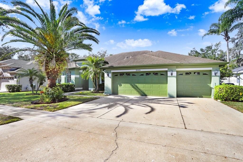 Photo of 3 car garage