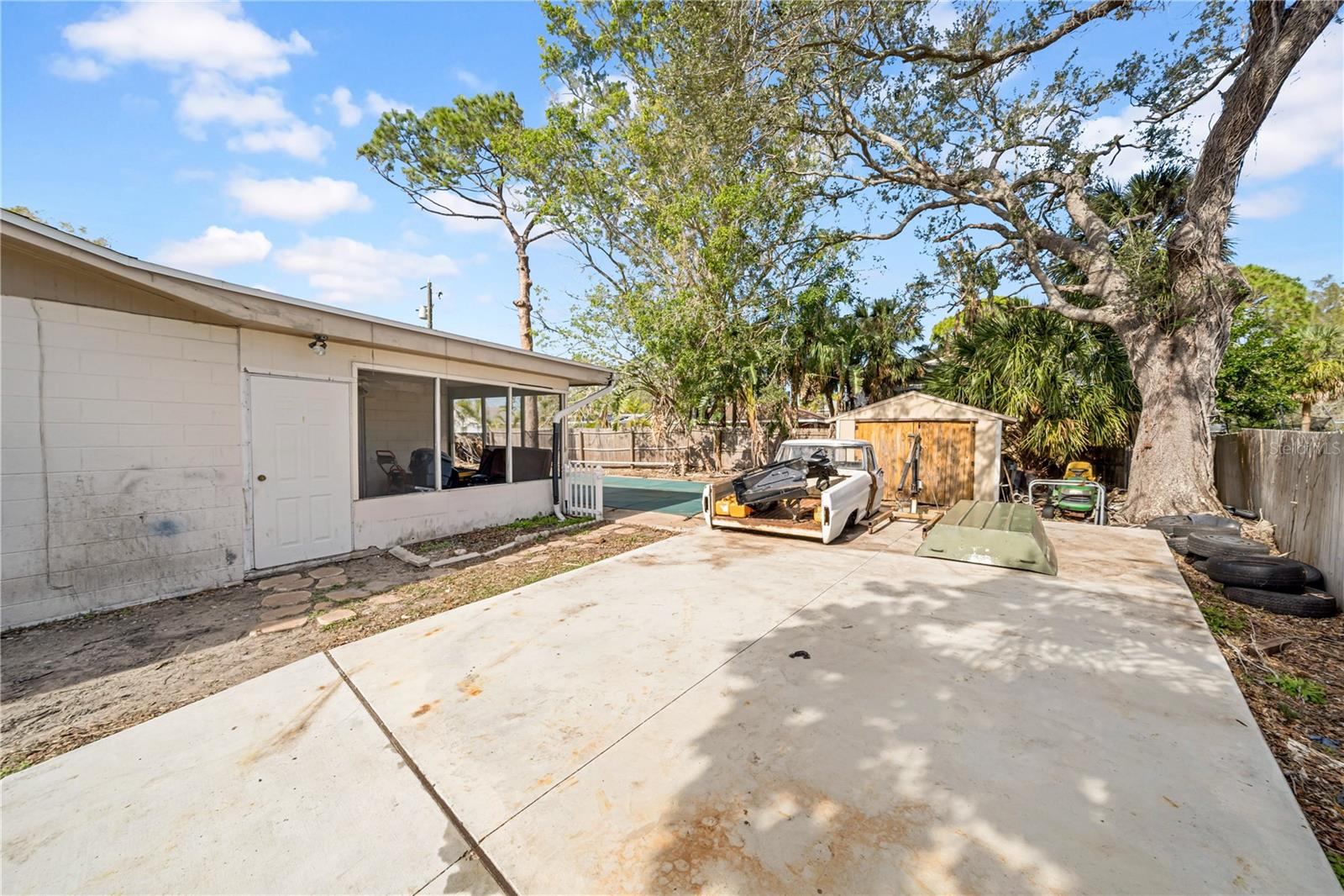 Side yard with access to the lanai area