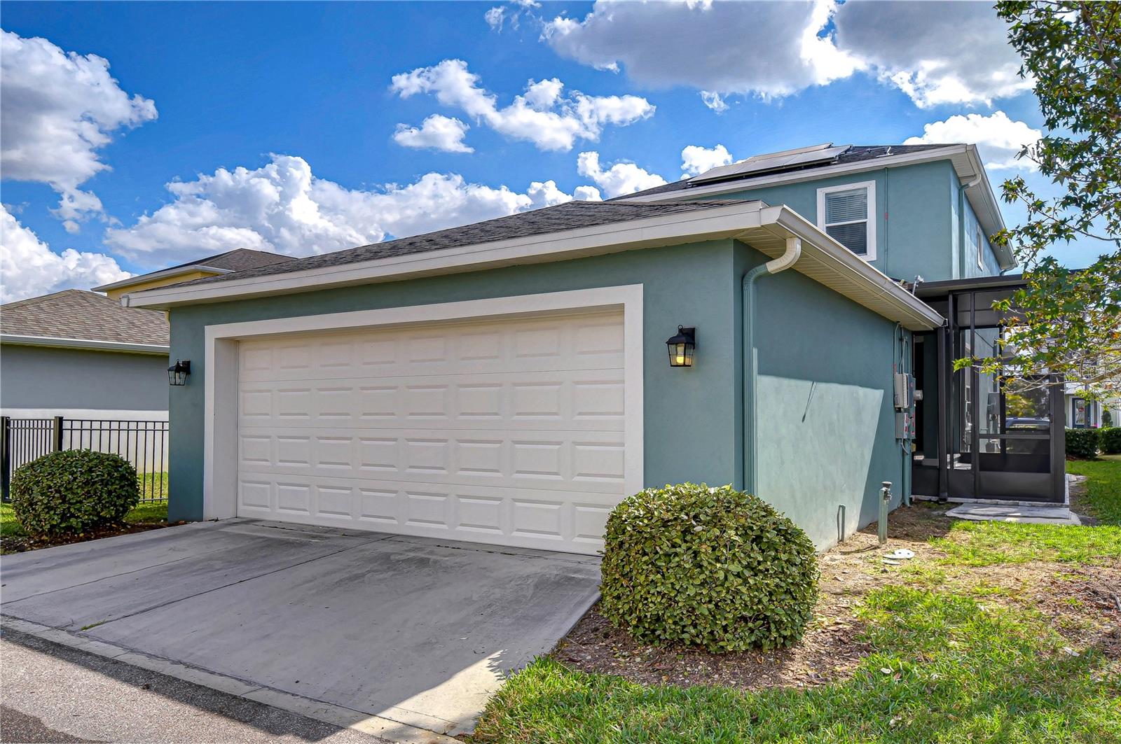 Garage located in back !