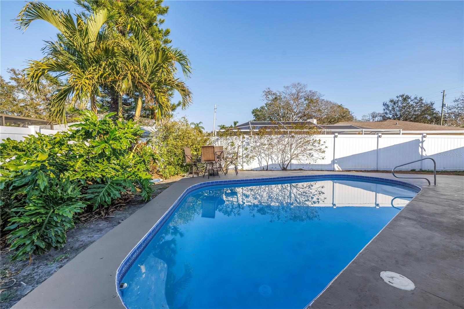 Pool/ Lounging area