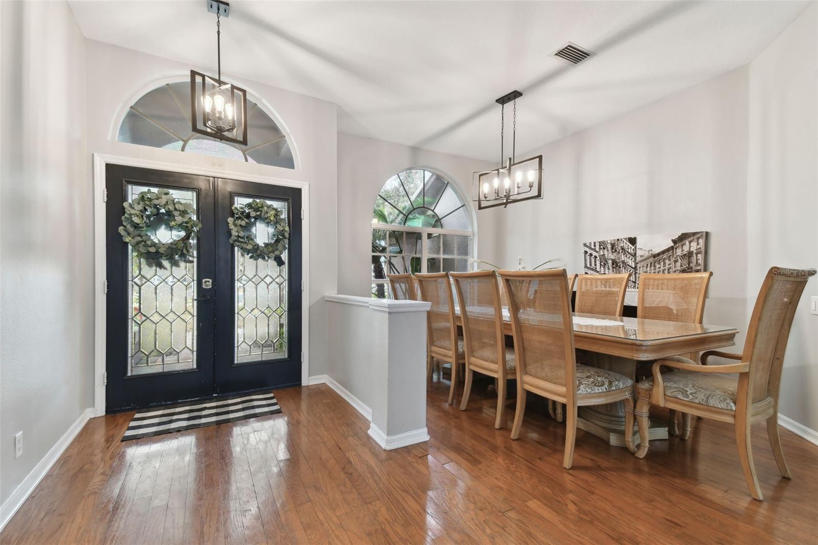 Foyer/ Dinning Room