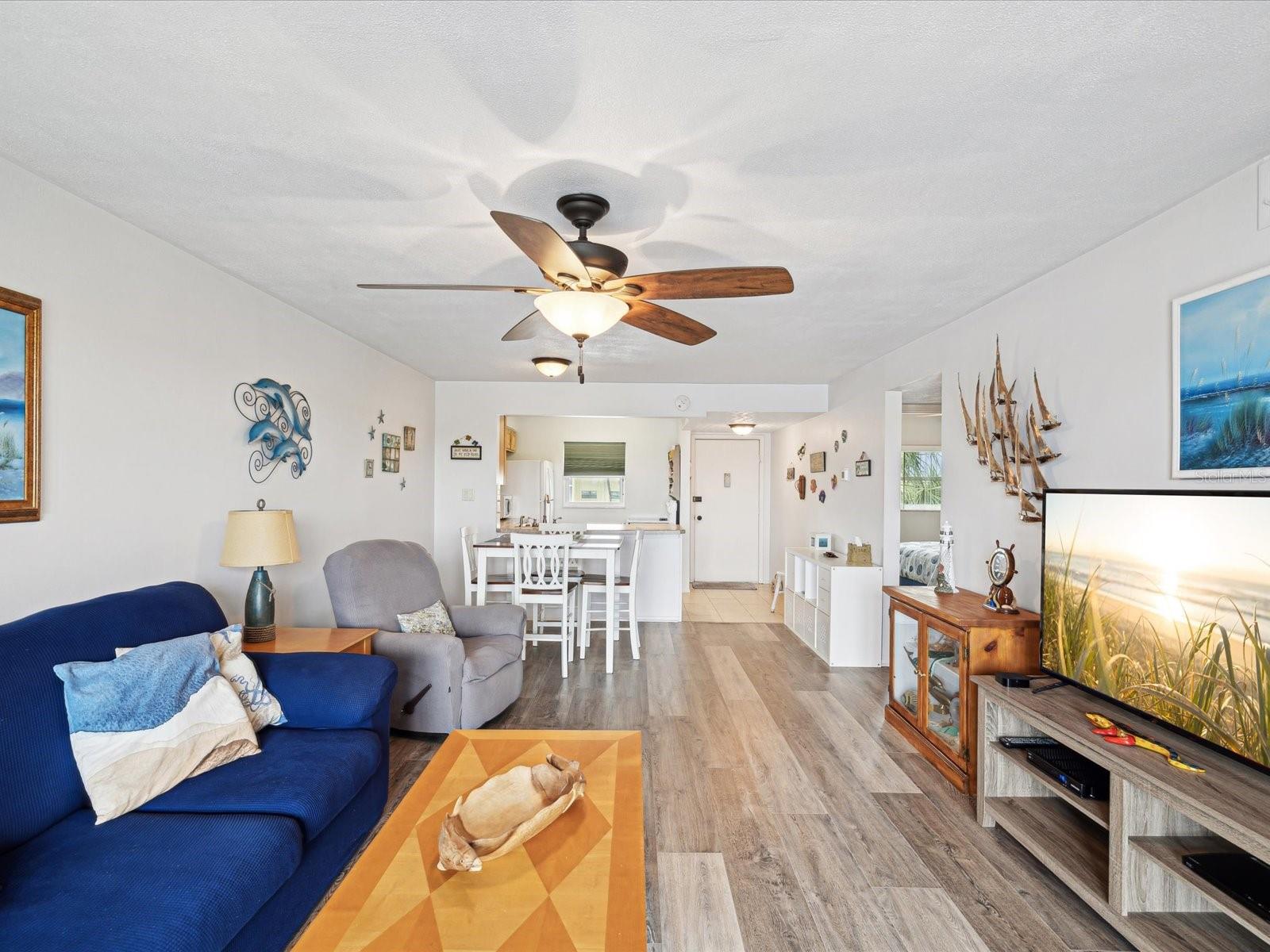 Living/Dining Room Combo!