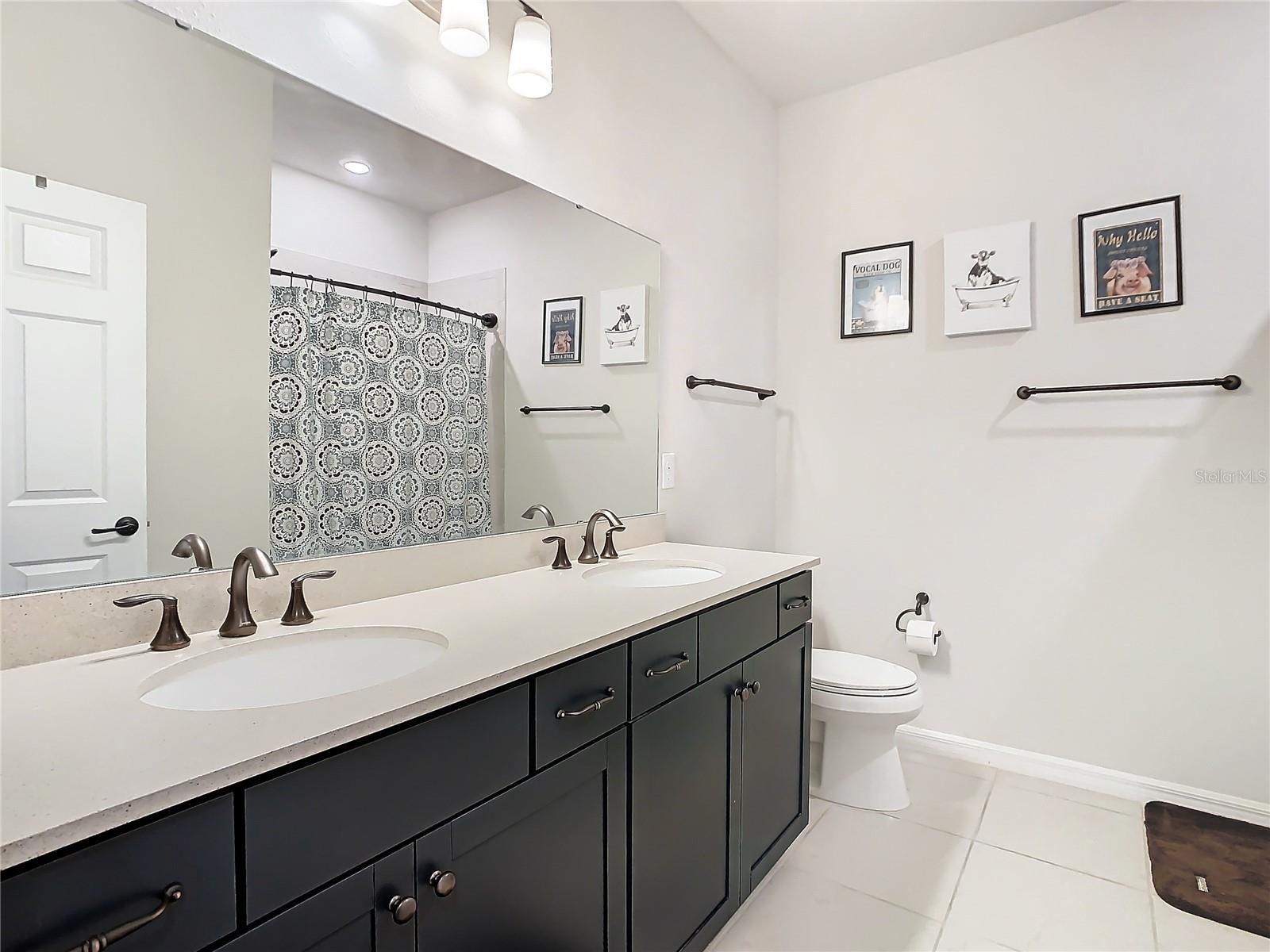 Bathroom #2 w/Dual Sinks & Shower/Tub