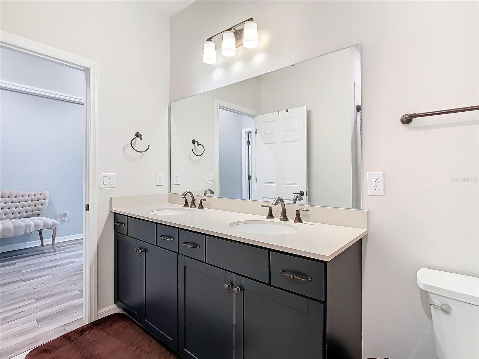 Bathroom w/Dual Sinks & Shower/Tub