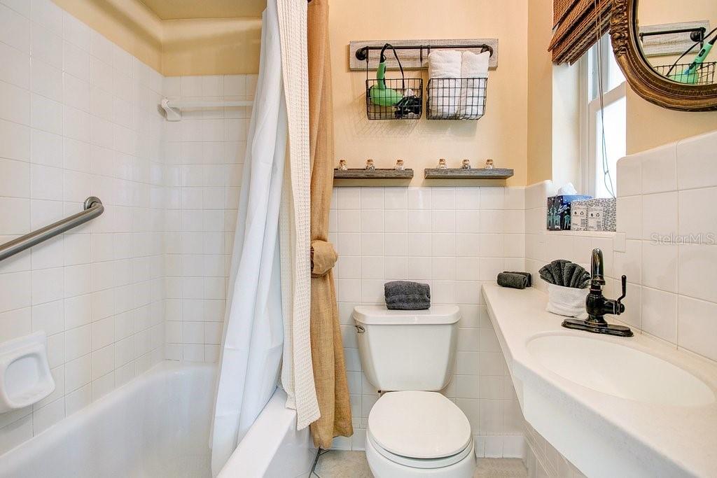 Handrail in tub, Corian countertop!