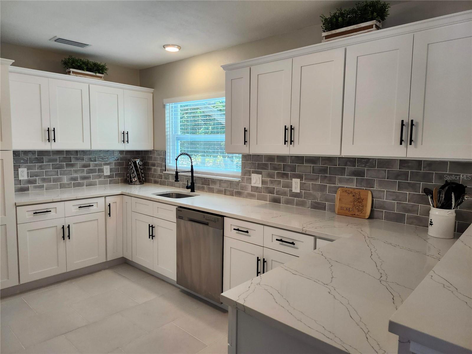 Gorgeous Quartz counter tops