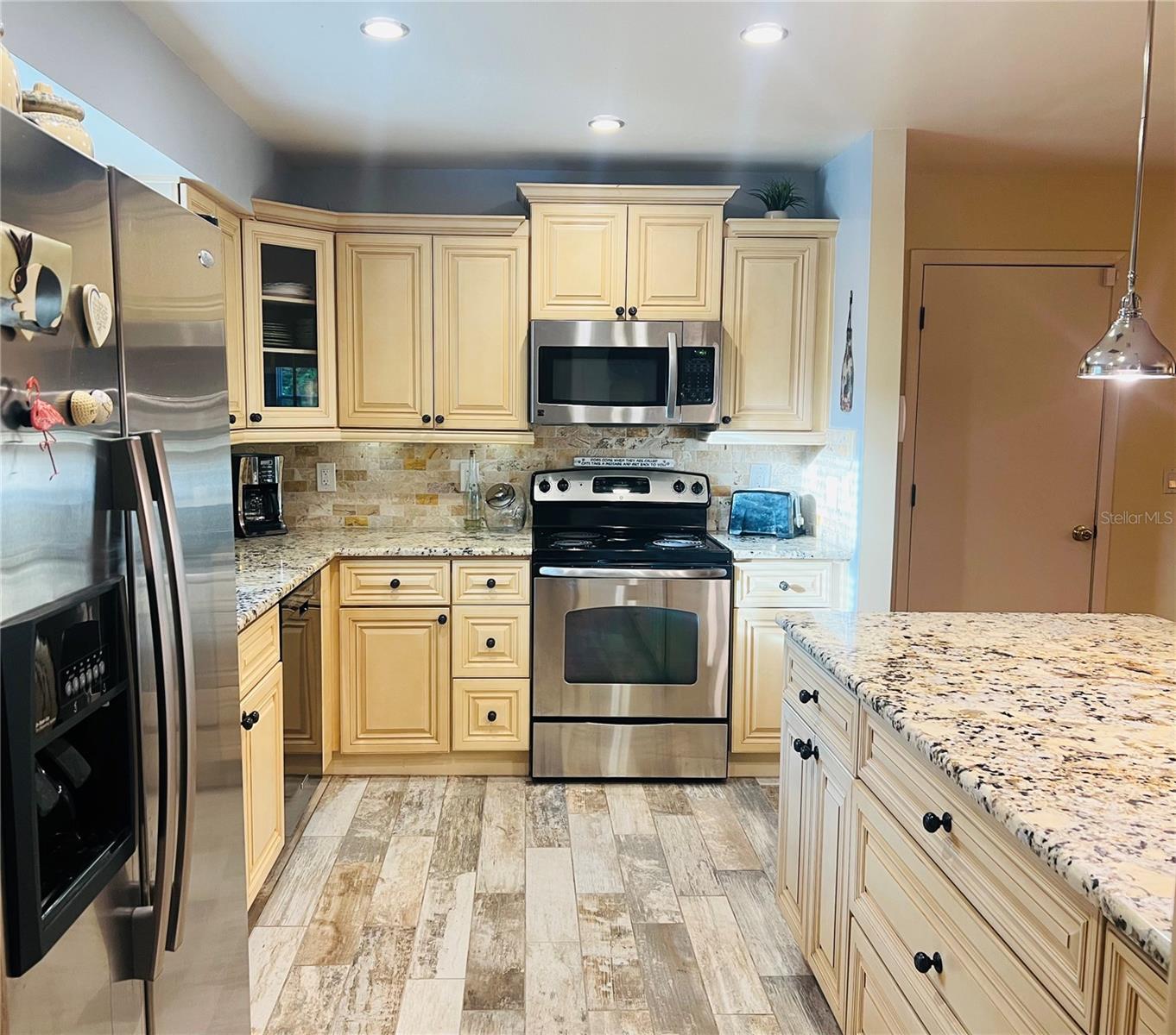 KITCHEN WITH LARGE ISLAND/BREAKFAST BAR