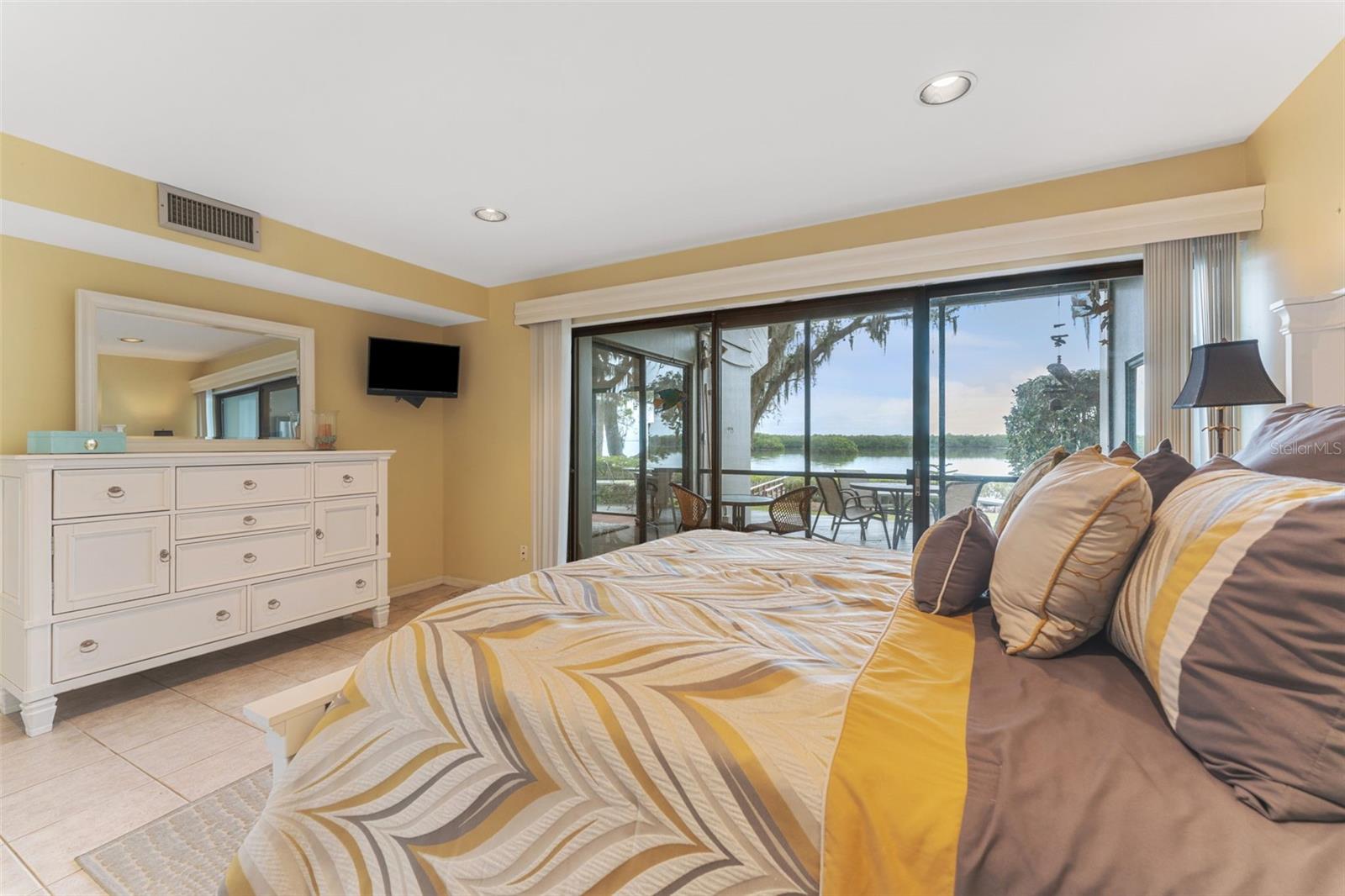 Sliding Glass Doors to Patio!