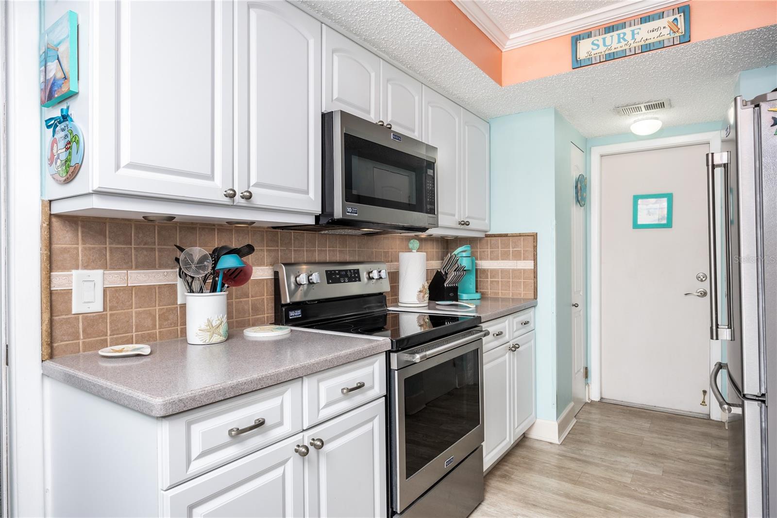 Good counter space for meal prep and entertaining!