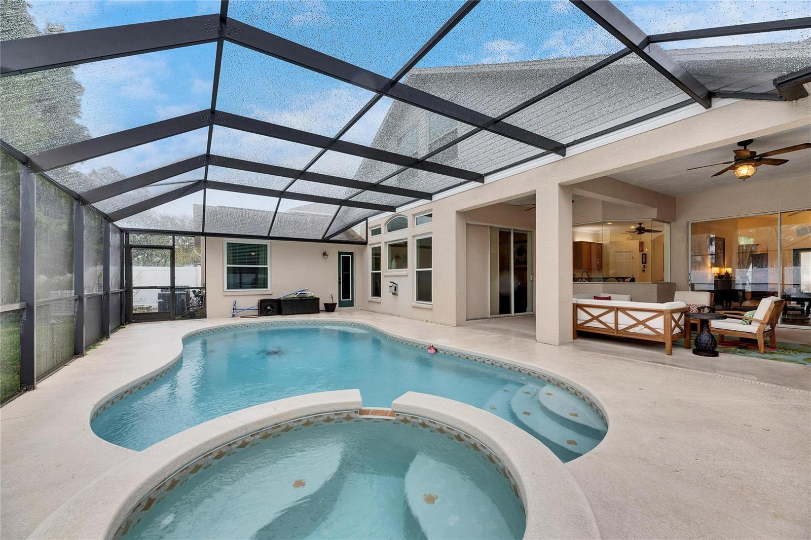 Beautiful Pool with hot tub