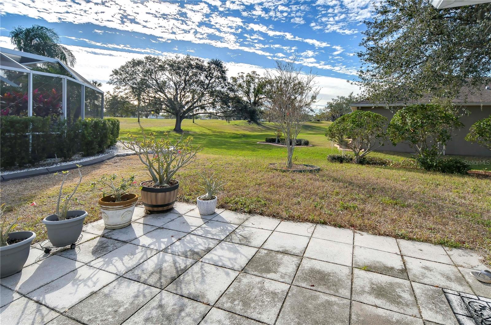 Additionally paved outdoor space!