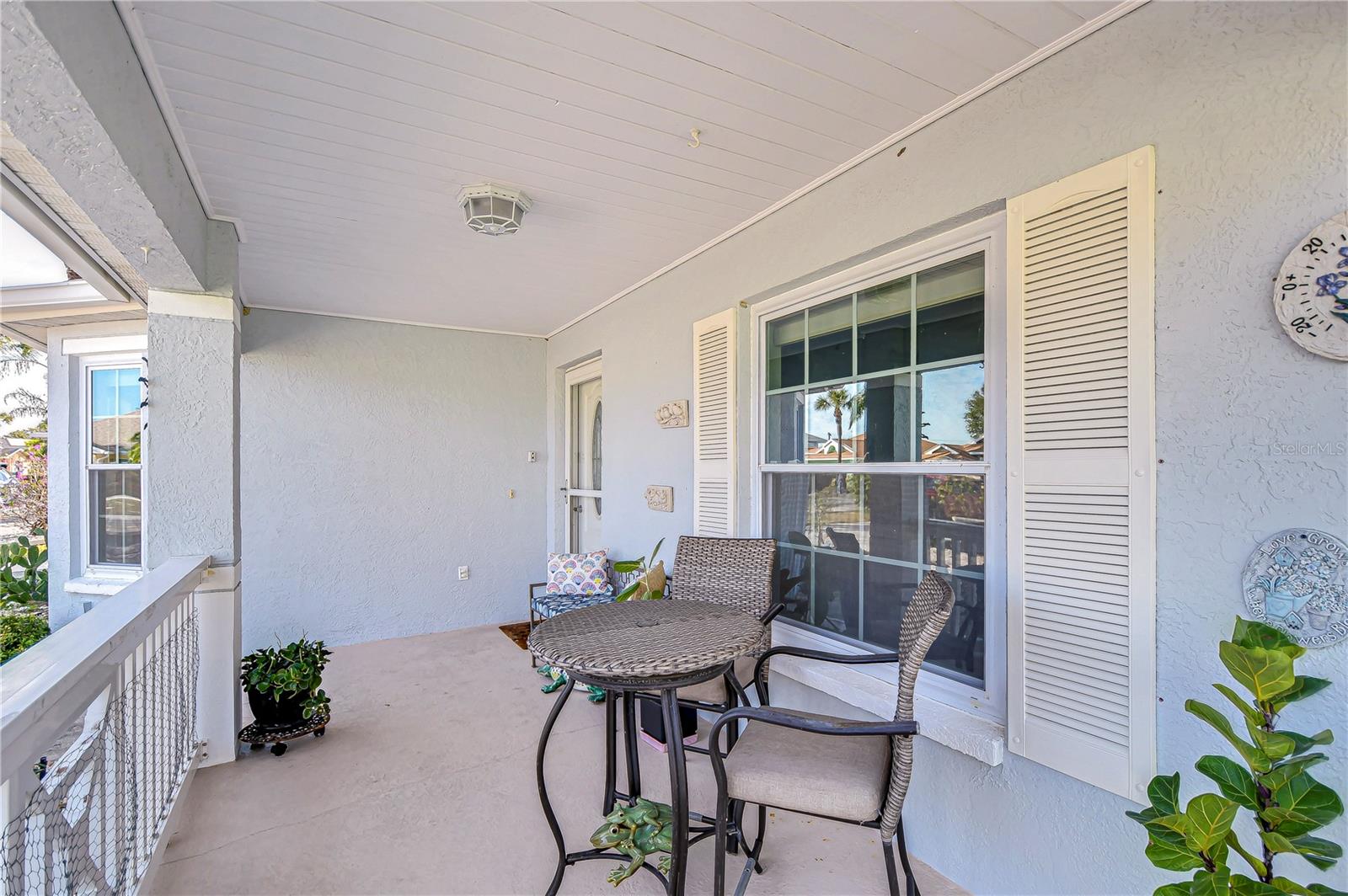 Lovely front porch space!