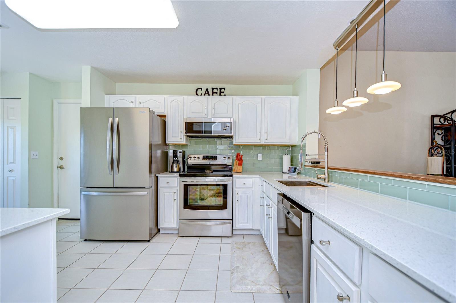 Expansive kitchen!